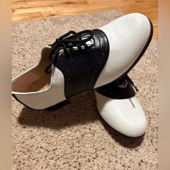 NIB Elle Women's Black & White Two-Tone Oxford Flats - Picture 7 of 10